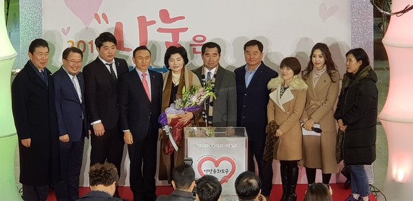 ▲ 이우준 선우종합건설 대표(왼쪽에서 3번째)가 천안시복지재단에 1억원 기부약정했다.ⓒ천안시