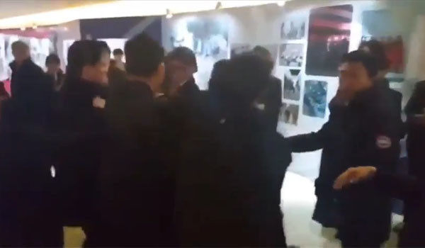 中경호업체 직원들이 한국기자를 빙 둘러싸고 폭행하는 모습. ⓒ당시 대통령 수행기자단이 촬영한 영상 캡쳐.