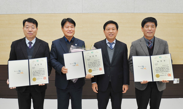 ▲ 충북 괴산군 농업기술센터가 ‘2017년 충북도 농촌진흥사업평가’ 기술보급분야 최우수기관으로 선정돼 도지사 표창을 받았다.(왼쪽에서 두번째)ⓒ괴산군