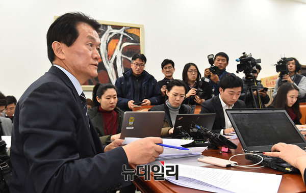 ▲ 故 김대중 전 대통령 비자금 제보 의혹의 당사자인 박주원 국민의당 최고위원이 15일 오전 국회에서 위원직 자진 사퇴의사를 표명한 뒤 기자회견을 하고 있다. ⓒ뉴데일리 이종현 기자