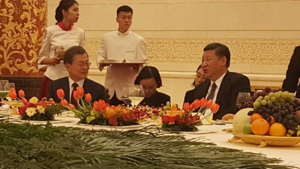 문재인 대통령이 지난 14일 밤, 시진핑 중국 국가 주석과 국빈만찬을 진행하고 있다. ⓒ청와대 제공