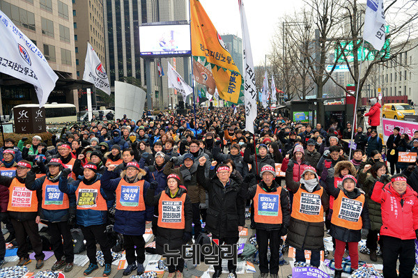 ▲ '전국교직원노동조합'이 15일 오후 서울 광화문 파이낸스센터에서 '전국 교사 결의대회'를 열고 있다. ⓒ뉴데일리 공준표 사진기자