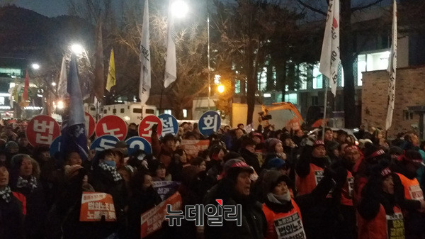 ▲ '전국교직원노동조합'은 5시 20분경 청와대 인근 효자치안센터로 이동해 대정부 시위를 벌이기도 했다. ⓒ뉴데일리 공준표 사진기자