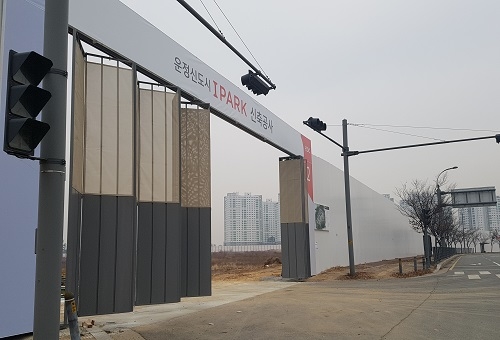 ▲ 운정신도시 아이파크 공사 현장. 현재 터닦기가 한창이다. 멀리 보이는 단지는 운정신도시 센트럴푸르지오. =이보배 기자