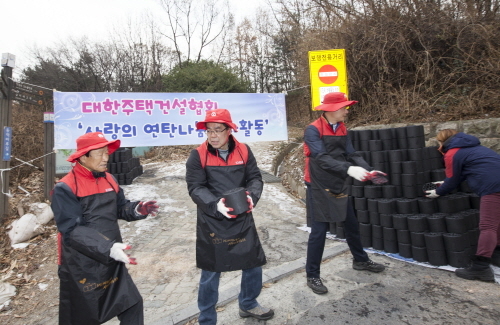 ▲ 심광일 협회장을 비롯한 협회 관계자들이 연탄나눔 활동을 펼치고 있다. ⓒ 대한주택건설협회