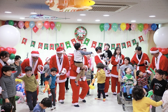 삼천리그룹 임직원들이 `2017 사랑나눔의 날` 행사에서 아동복지시설 아이들과 함께 즐거운 시간을 보내고 있다.ⓒ삼천리