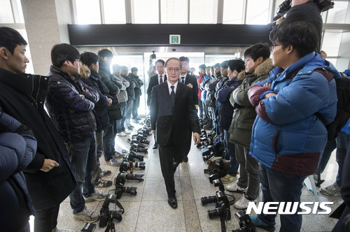 2016년 11월 23일 나가미네 야스마사 주한 日대사가 국방부에 들어설 당시 한국 기자들은 취재를 보이콧 한다는 의미로 사진과 같이 행동했다. ⓒ뉴시스. 무단전재 및 재배포 금지.