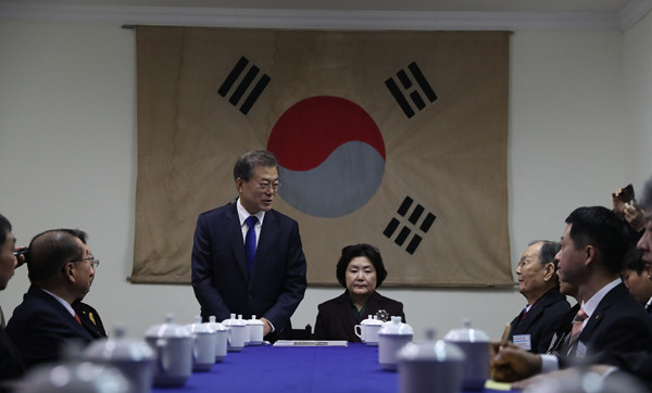 ▲ 문재인 대통령이 16일 중국 충칭시에 있는 대한민국임시정부 청사를 방문한 자리에서 독립 유공자 후손과 간담회를 하는 모습. ⓒ뉴시스 DB