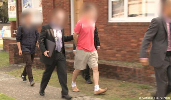▲ 호주 연방경찰(AFP) 요원들이 북한 경제스파이로 활동한 한국인 남성을 검거, 압송하는 장면. ⓒ도이체 벨레-호주연방경찰 공개사진.