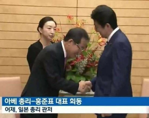 자유한국당 홍준표 대표가 아베 신조 일보 총리와 만나 인사를 나누는 모습. ⓒ민병두 페이스북 캡처