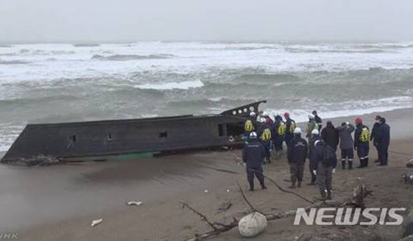 지난 12일 日아키타현 기타가미시 해안에 떠내려 온 북한 목선. ⓒ뉴시스. 무단전재 및 재배포 금지.