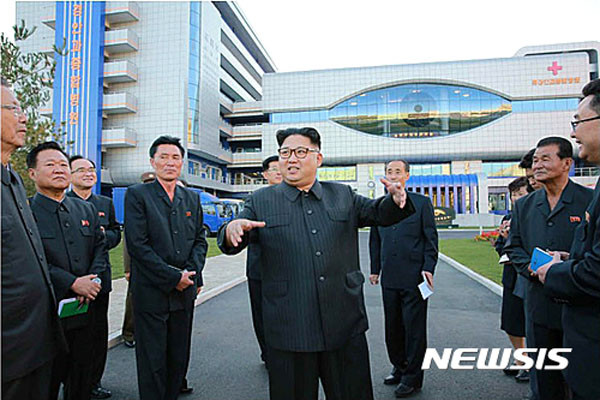 ▲ 2016년 10월 완공된 평양 류경안과병원에 들른 김정은. 겉모습은 최신식이지만 난방은 환자 부담이라고 한다. ⓒ뉴시스. 무단전재 및 재배포 금지.