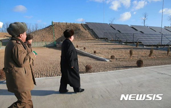 ▲ 지난 1월 금산포 젓갈 공장 등에 설치한 태양광 발전 시설을 둘러보는 김정은. 북한에서는 의외로 태양광 발전 설비를 갖춘 가정이 많다고 한다. ⓒ뉴시스. 무단전재 및 재배포 금지.