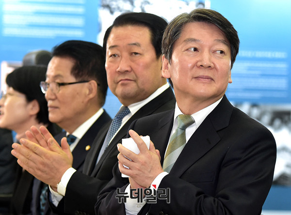 ▲ 안철수 국민의당 대표, 박주선 국회부의장, 박지원 의원이 6일 오전 국회 의원회관에서 열린 김대중 전 대통령 노벨평화상 기념전시회 '거인의 어깨 위에서 더 넓은 세상 을 만나다' 개막식에 참석해 앉아 있다. ⓒ뉴데일리 이종현 기자