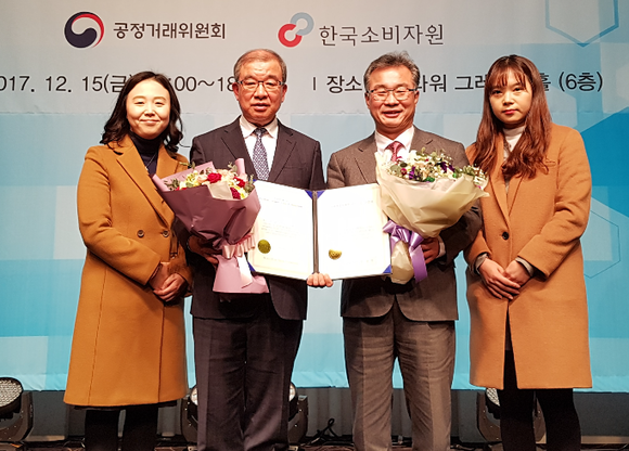 ▲ 지난 15일 서울 양재동 엘타워에서 진행된 CCM 인증서 수여식 직후, 청호나이스 이석호 대표이사 사장(왼쪽 2번째)과 임직원들이 기념촬영을 하고 있다 ⓒ 청호나이스