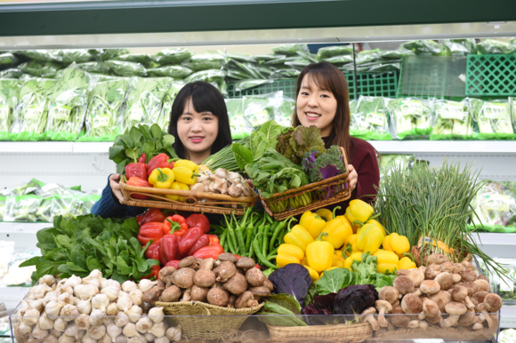 ▲ 서울 서초구 농협 하나로마트 양재점에서 모델들이 할인 판매하는 채소를 선보이고 있다. ⓒ농협유통