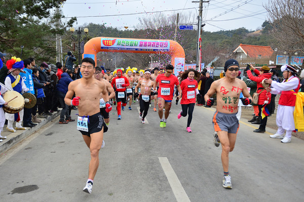 ▲ 지난해 ‘알몸 마라톤 대회’ 모습.(1)ⓒ제천시