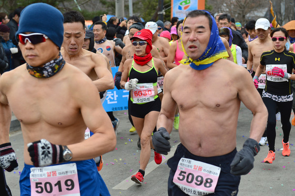 ▲ 지난해 ‘알몸 마라톤 대회’ 모습.(2)ⓒ제천시