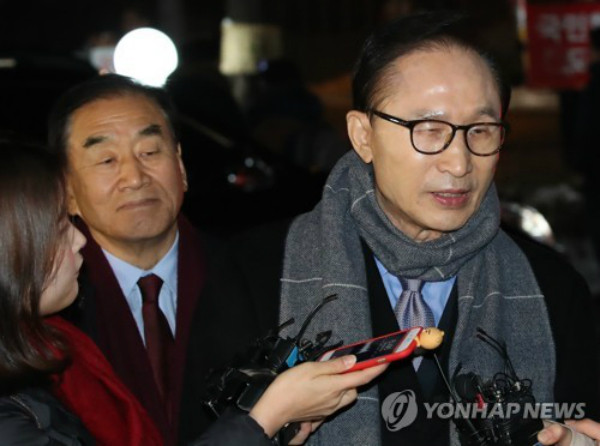 ▲ 이명박 전 대통령과 늘푸른한국당 이재오 대표가 18일 이른바 트리플크라운데이를 기념하는 만찬장으로 들어서기에 앞서 취재진과 담소를 나누고 있다. ⓒ연합뉴스 사진DB