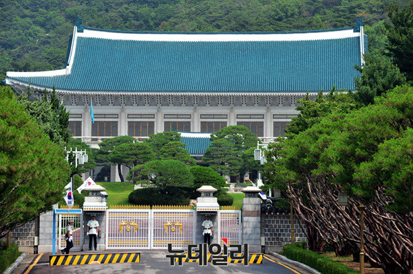 ▲ 청와대가 임종석 비서실장의 UAE 방문 당시 국정원 1차장을 대동한 것과 관련해 정보 교류 차원이었다고 해명했다. ⓒ뉴데일리 DB