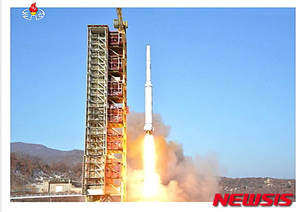 ▲ 북한이 '인공위성 발사체'라며 탄도미사일 발사를 할 수 있다고 日NHK가 18일 보도했다. 사진은 2016년 2월 북한이 '인공위성 발사체'라며 쏜 '광명성 4호'. ⓒ뉴시스. 무단전재 및 재배포 금지.