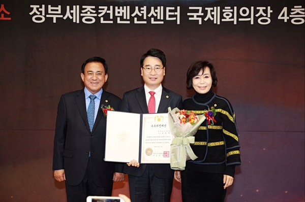 ▲ 윤홍창 충북도의원이 전국 최초로 4연속 ‘우수의정대상’을 받는 진기록을 세웠다.ⓒ충북도의회