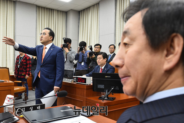 ▲ 더불어민주당 박홍근 원내수석부대표가 19일 국회 운영위회의장에서 위원장석 앞을 가로막고 서서 의사진행을 방해하고 있다. 의사진행발언을 방해받은 자유한국당 김성태 원내대표가 참담한 표정을 짓고 있다. ⓒ뉴데일리 이종현 기자