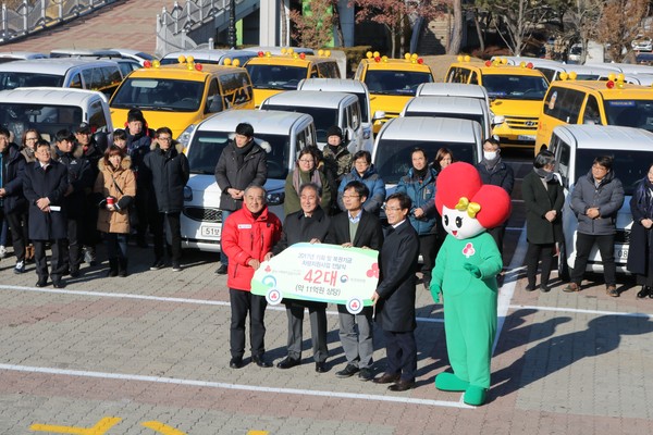 ▲ 충북공동모금회 이명식 회장이 19일 청주예술의 전당에서 충북노인회가 사용할 챠량을 김광홍 충북노인회장에게 전달하고 있다.ⓒ충북공동모금회