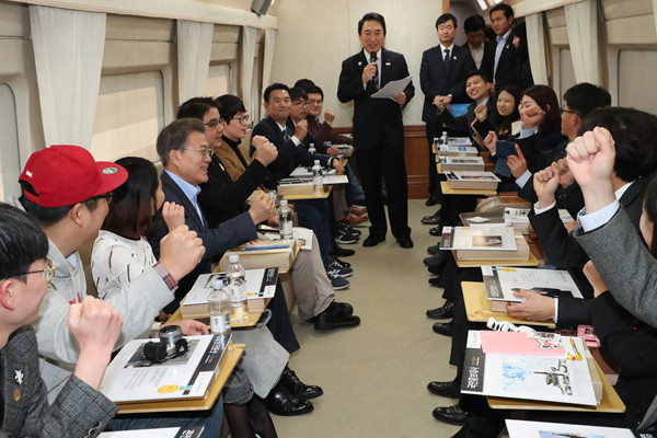 ▲ 문재인 대통령이 19일 KTX 열차 안에서 시민들과 만난 모습. ⓒ뉴시스 DB