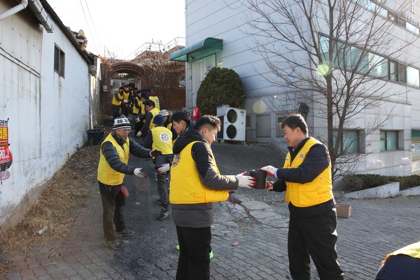 ▲ 대전국세청 직원들이 19일 대전 성남동 불우이웃에 연탄을 전달하고 있다.ⓒ대전국세청