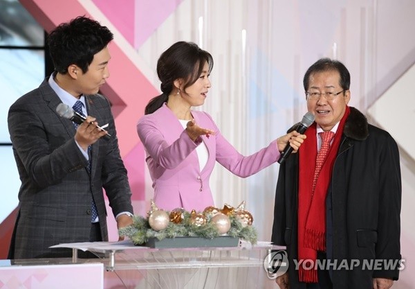 ▲ 홍준표 자유한국당 대표가 19일 KBS 생방송 프로그램에 출연해 인터뷰를 하고 있다. ⓒ연합뉴스