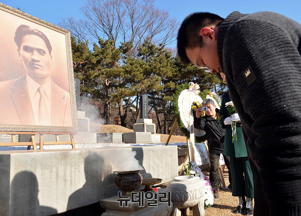 ▲ 추모객이 윤봉길 의사 영전에 헌화한 뒤 묵념하고 있다. ⓒ뉴데일리 공준표 사진기자