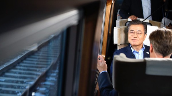 ▲ 문재인 대통령이 지난 19일 견강선 KTX안에서 NBC와 인터뷰를 하는 모습. ⓒ청와대 제공