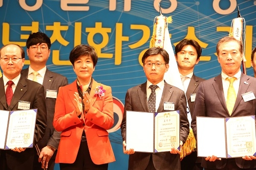 ▲ 권문한 현대엔지니어링 상무(오른쪽 두번째)가 김영주 고용노동부 장관(왼쪽 두번째)으로부터 일자리창출 지원 단체(민간기업) 부문 대통령 표창을 수상하고 기념 촬영을 하고 있다. ⓒ현대엔지니어링