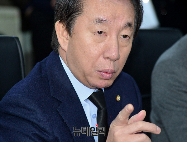 ▲ 자유한국당 김성태 원내대표가 20일 오전 정부과천청사의 방송통신위원회를 검은 넥타이를 매고 방문한 가운데, 이효성 방송통신위원장을 가리키며 엄중한 경고의 메시지를 던지고 있다. ⓒ과천(경기)=뉴데일리 공준표 기자