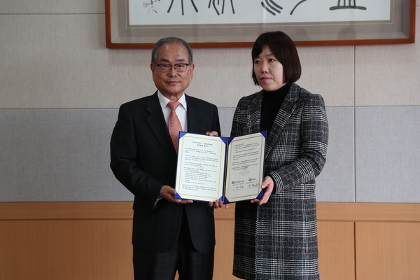 ▲ 유재원 한국영상대 총장(왼쪽)과 박미숙 CJ헬로 충남방송 대표(오른쪽)가 협약 후 기념사진을 찍고 있다.ⓒ한국영상대