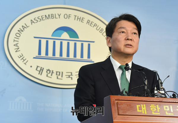 ▲ 안철수 국민의당 대표가 20일 오전 국회 정론관에서 바른정당과의 통합관련 전당원 투표를 제안 긴급 기자회견을 하고 있다. ⓒ뉴데일리 이종현 기자