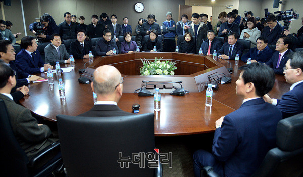 ▲ 20일 오전 자유한국당 지도부가 '방송탄압 중단'을 촉구하며 과천정부청사에 위치한 방송통신위원회를 찾았다.ⓒ뉴데일리 공준표 기자