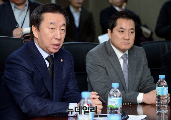 ▲ 20일 방통위를 항의방문한 자유한국당 김성태 원내대표와 박대출 의원이 '방송탄압 중단'을 촉구하고 있는 모습.ⓒ뉴데일리 공준표 기자