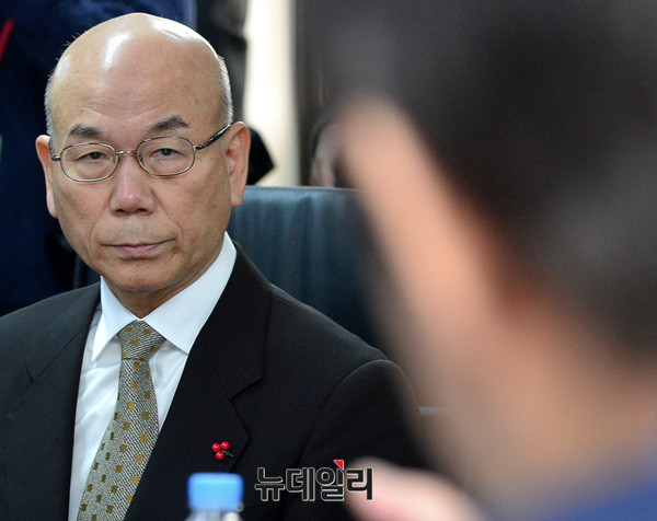 ▲ 20일 오전 방통위에서 '방송탄압'을 규탄하는 김성태 자유한국당 원내대표의 발언을 듣고 있는 이효성 방통위원장.ⓒ뉴데일리 공준표 기자