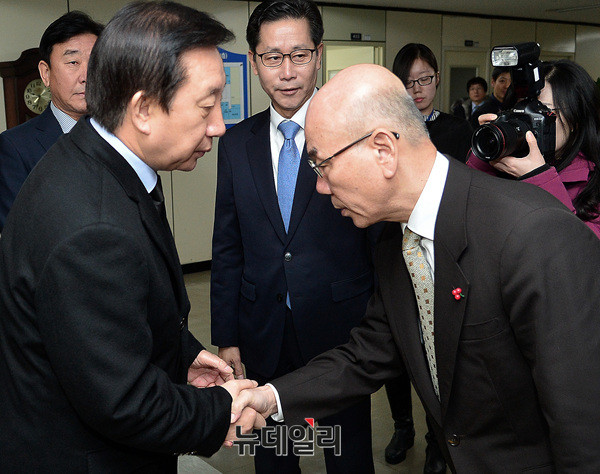 ▲ 20일 과천정부청사에 위치한 방통위를 방문한 자유한국당 김성태 원내대표가 이효성 방통위원장의 손을 잡으며 