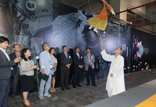 ▲ 2017청주공예비엔날레 개막공연 모습.ⓒ청주시