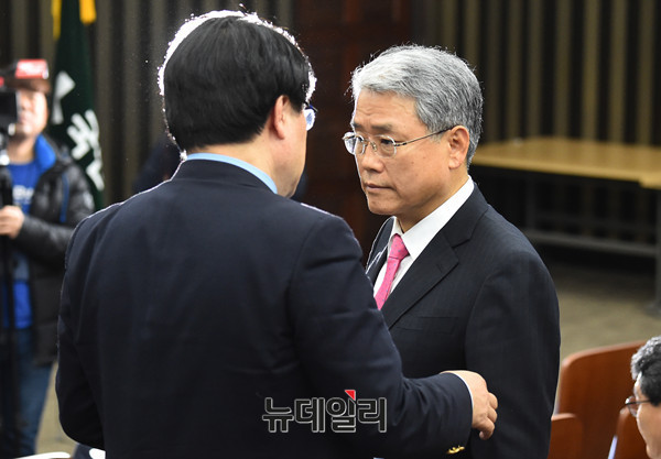 ▲ 김동철 국민의당 원내대표가 20일 오후 국회에서 열린 의원총회에서 안철수 당대표 비서실장인 송기석 의원과 대화를 나누고 있다. ⓒ뉴데일리 이종현 기자
