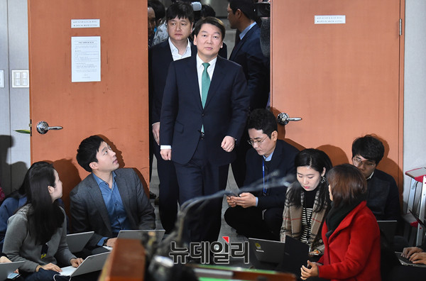 ▲ 국민의당 안철수 대표가 20일 오전 바른정당과의 중도통합 안건을 전당원투표에 부의하는 제안을 하기 위해 국회 기자회견장으로 들어서고 있다. ⓒ뉴데일리 이종현 기자