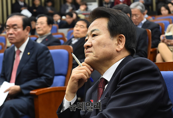 ▲ 국민의당 정동영·장병완·유성엽·황주홍·박준영 의원 등 통합반대파 의원들이 20일 오후 소집된 의원총회에서 고심에 빠져 있다. ⓒ뉴데일리 이종현 기자