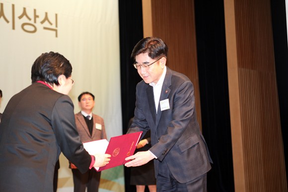 ▲ 안대준 롯데글로벌로지스 경영본부장이 가족친화기업 인증서를 받고 있다. ⓒ 롯데글로벌로지스