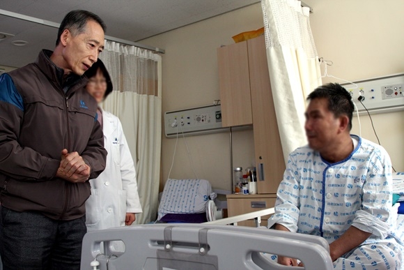 ▲ 유대식 반도건설 부회장이 지난 19일 근로복지공단 인천병원을 방문해 건설재해 근로자를 위로하고 있다. ⓒ반도건설