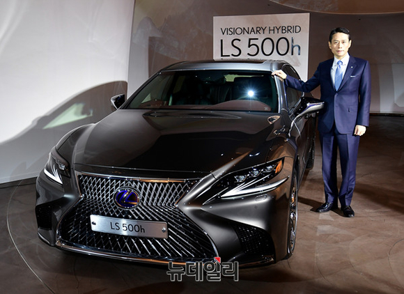 ▲ 렉서스 LS 500h 앞에 선 요시다 아키히사 렉서스코리아 사장.ⓒ정상윤 기자