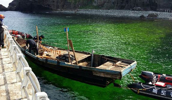 ▲ 합참은 지난 20일 오후 11시 30분경 독도 북쪽 100km 해상에서 표류하던 북한 주민 2명을 발견, 이들의 귀순의사를 확인한 뒤 해경에 인도했다고 밝혔다. 사진은 과거 독도 인근에서 표류하다 발견된 북한군 목선. ⓒ뉴시스. 무단전재 및 재배포 금지.