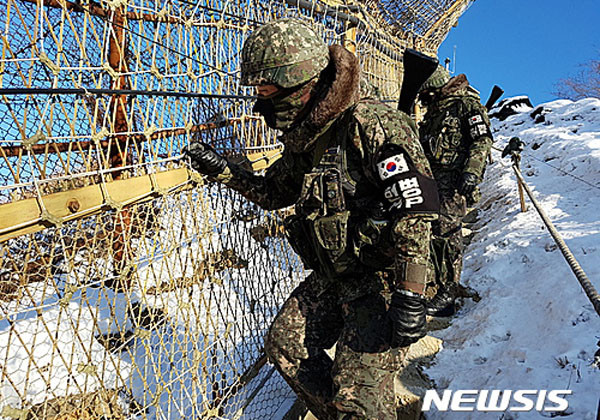 ▲ 중서부 전선 GOP에서 경계근무를 하며 철책을 확인하는 군 장병들. 합참에 따르면 21일 오전 8시 4분경 북한군 병사 1명이 중서부 전선 철책을 넘어 귀순했다고 한다. ⓒ뉴시스. 무단전재 및 재배포 금지.